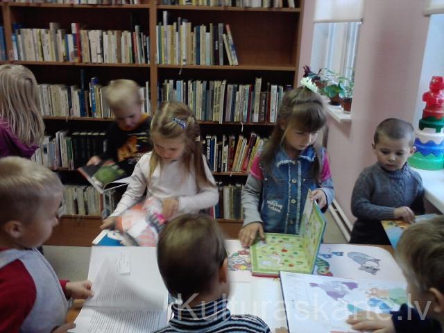 Bērni bibliotēkā